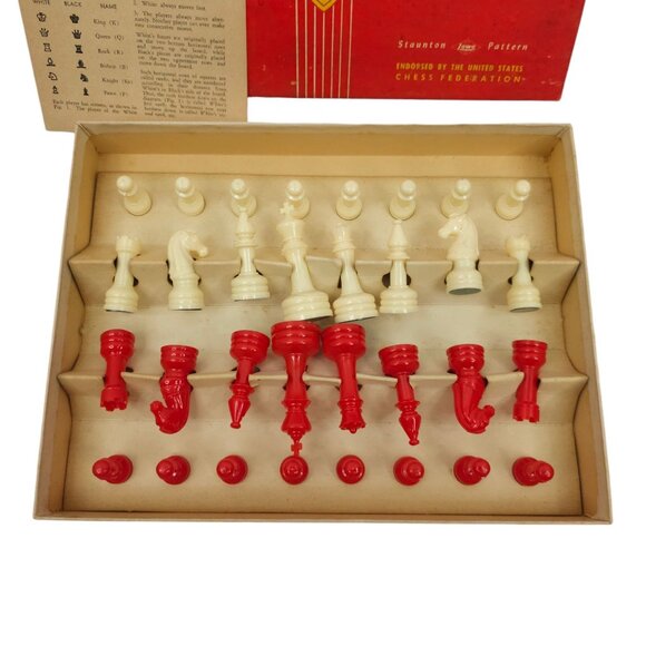 E S Lowe Co. Staunton Pattern Tournament Plastic Chessmen No. 809 Vintage 1945 - Picture 2 of 14